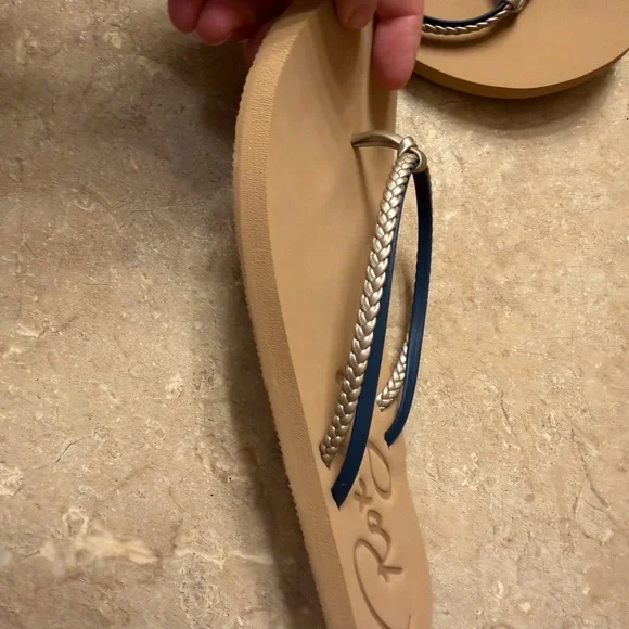 Roxy Tan Flip-Flops size 9 NWOT - Picture 5 of 5